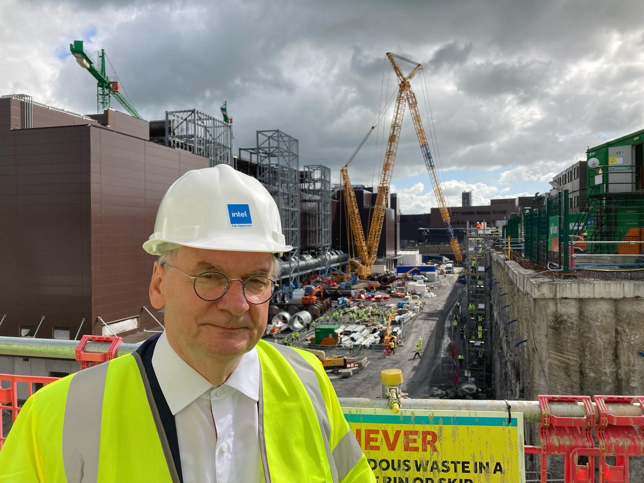 Sachsen-Anhalts Ministerpräsident Reiner Haseloff (CDU) auf der Baustelle auf dem Gelände des Chipherstellers Intel nahe Dublin, welches als Vorbild für die Pläne des US-Chipherstellers in Magdeburg dient. Sachsen-Anhalts Ministerpräsident Reiner Haseloff (CDU) auf der Baustelle auf dem Gelände des Chipherstellers Intel nahe Dublin, welches als Vorbild für die Pläne des US-Chipherstellers in Magdeburg dient.