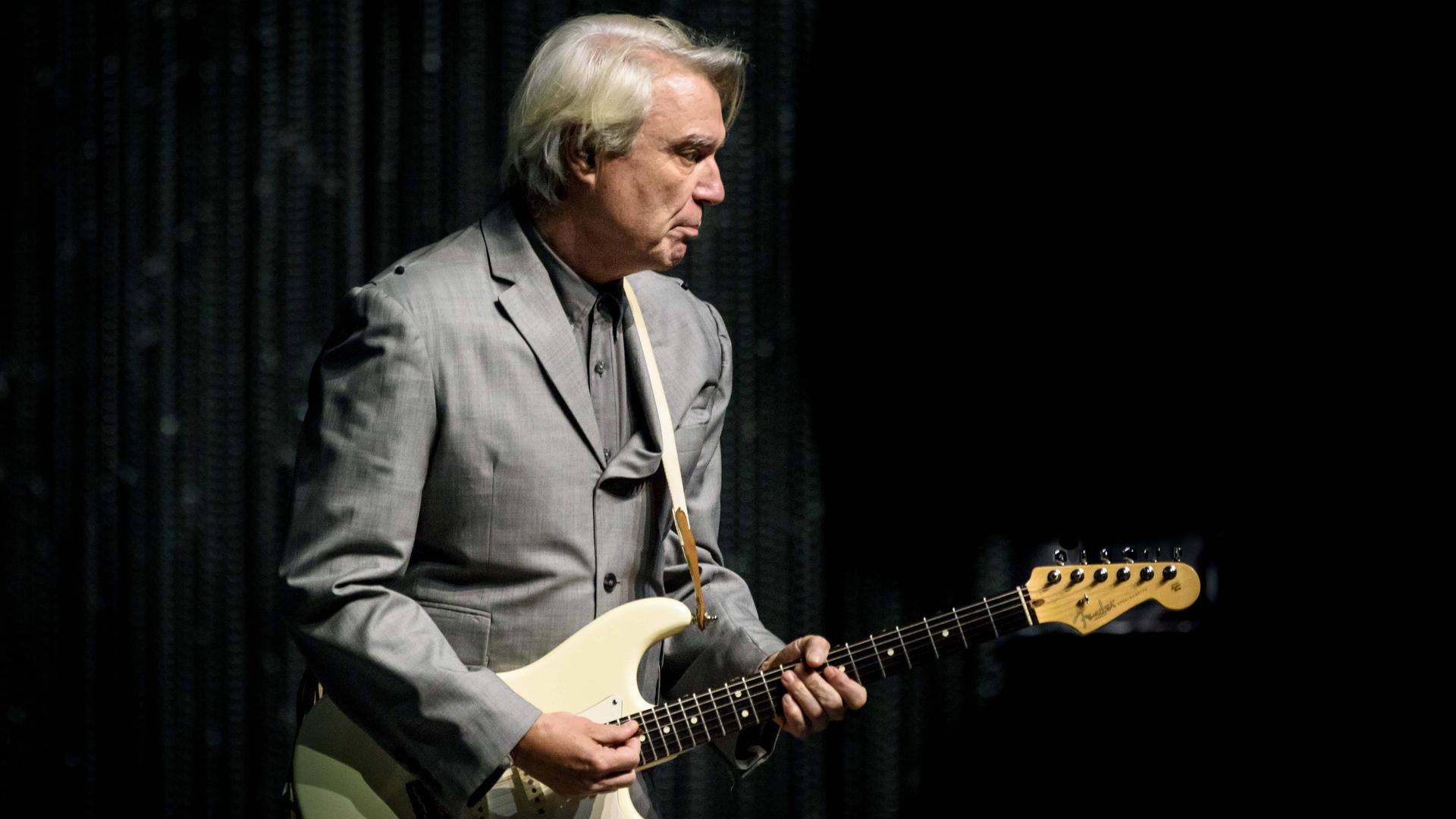 Porträt des schottischen Musikers David Byrne mit E-Gitarre auf einer Bühne, 2018. Porträt des schottischen Musikers David Byrne mit E-Gitarre auf einer Bühne, 2018.