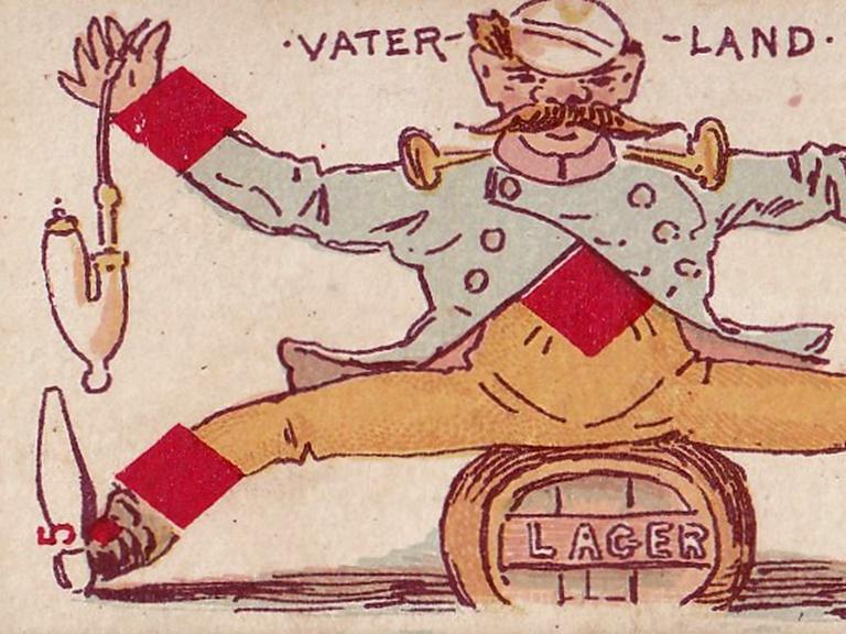 Eine historische Zigarettenkarte aus dem Jahr 1888 zeigt eine gezeichnete Parodie eines deutschen Militärgenerals, der auf einem Bierfass posiert und Würstchen in der Hand hält. Oben auf der Karte steht 'Vater-land'.