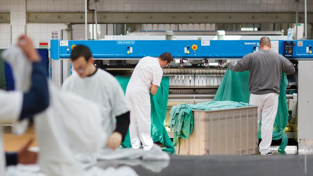 Männer arbeiten in der Wäscherei der Justizvollzugsanstalt Berlin Plötzensee.
