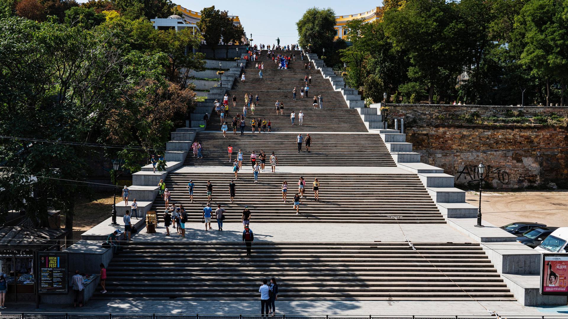 Aufnahme der Potemkinsche Treppe in Odessa, die von Menschen erklommen wird. Aufnahme der Potemkinsche Treppe in Odessa, die von Menschen erklommen wird.