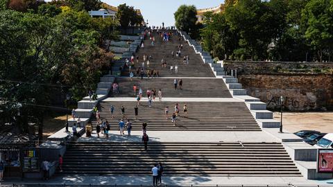 Aufnahme der Potemkinsche Treppe in Odessa, die von Menschen erklommen wird.