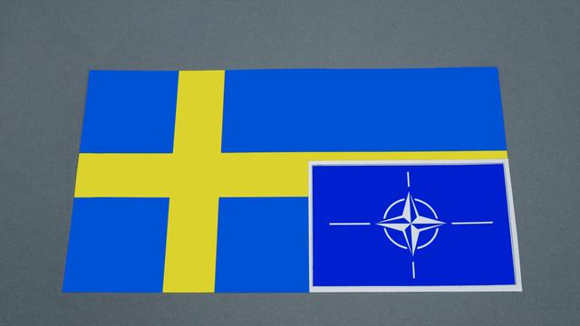 Flagge von Schweden und NATO-Symbol