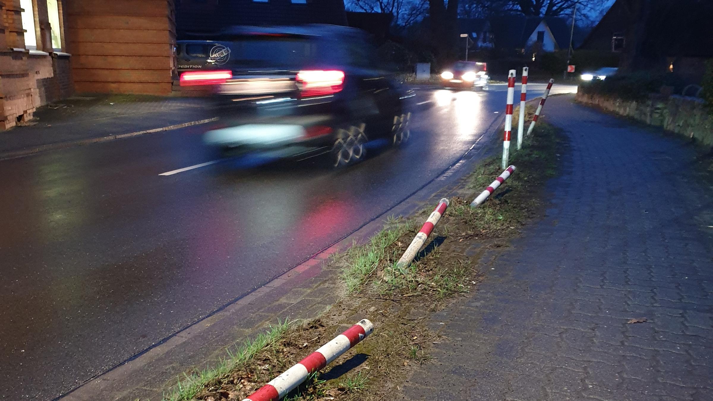 Umgefahrene Poller auf einer viele befahrenen Landstraße.