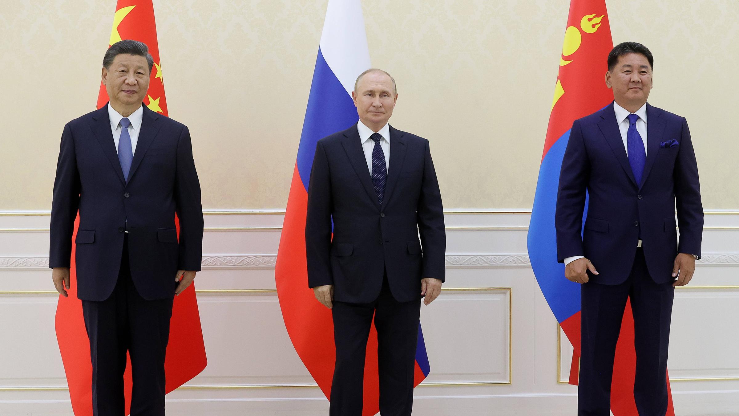 Der chinesische Staatschef Xi Jinping, Russlands Präsident Wladimir Putin und der mongolische Präsident Uchnaagiin Chürelsüch in Samarkkand beim Gipfel der Shanghaier Organisation für Zusammenarbeit.