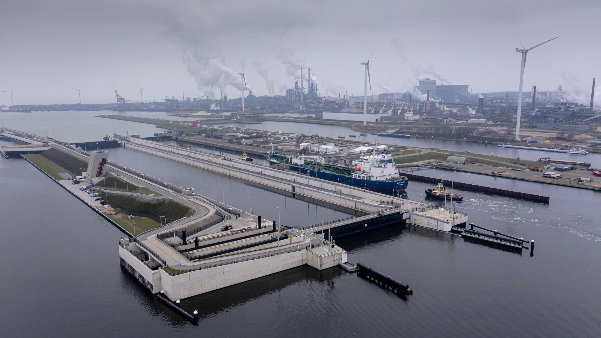 Die Drohnenaufnahme zeigt die Schleusenmauern und -tore im Hafengebiet von IJmuiden Die Drohnenaufnahme zeigt die Schleusenmauern und -tore im Hafengebiet von IJmuiden