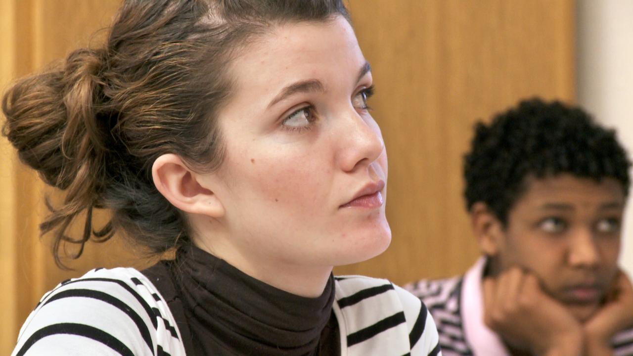 Porträt der Albanerin Nazlije, die nach dem Tod ihrer Mutter ihre Heimat in Serbien verlassen musste, um zu ihrem Vater und seiner neuen Frau in die Schweiz zu ziehen. Porträt der Albanerin Nazlije, die nach dem Tod ihrer Mutter ihre Heimat in Serbien verlassen musste, um zu ihrem Vater und seiner neuen Frau in die Schweiz zu ziehen.