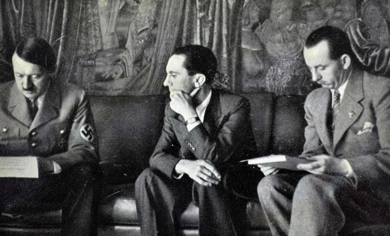 Adolf Hitler, Joseph Goebbels und Otto Dietrich bei einer Besprechung. Adolf Hitler, Joseph Goebbels und Otto Dietrich bei einer Besprechung.