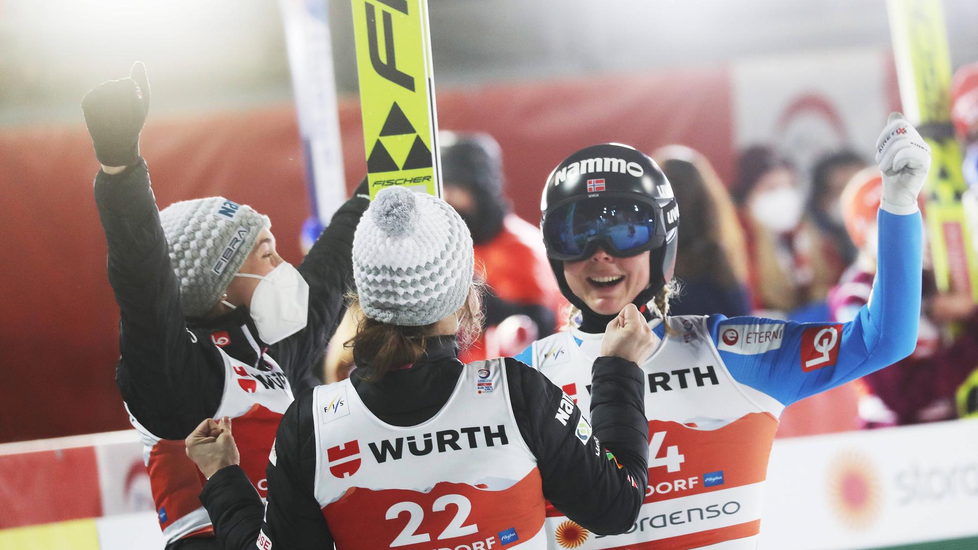 Skispringerinnen jubeln nach dem Springen in Oberstdorf im März 2021. Skispringerinnen jubeln nach dem Springen in Oberstdorf im März 2021.