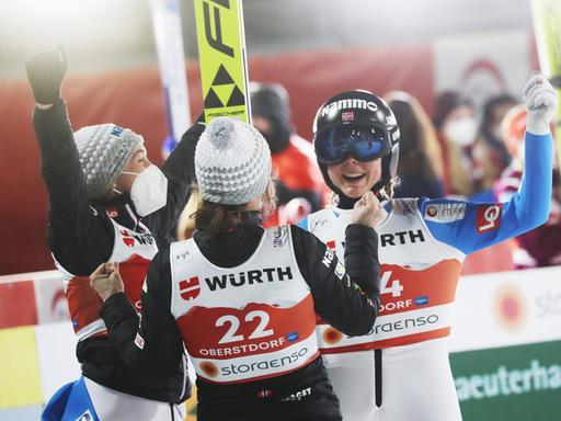 Skispringerinnen jubeln nach dem Springen in Oberstdorf im März 2021.