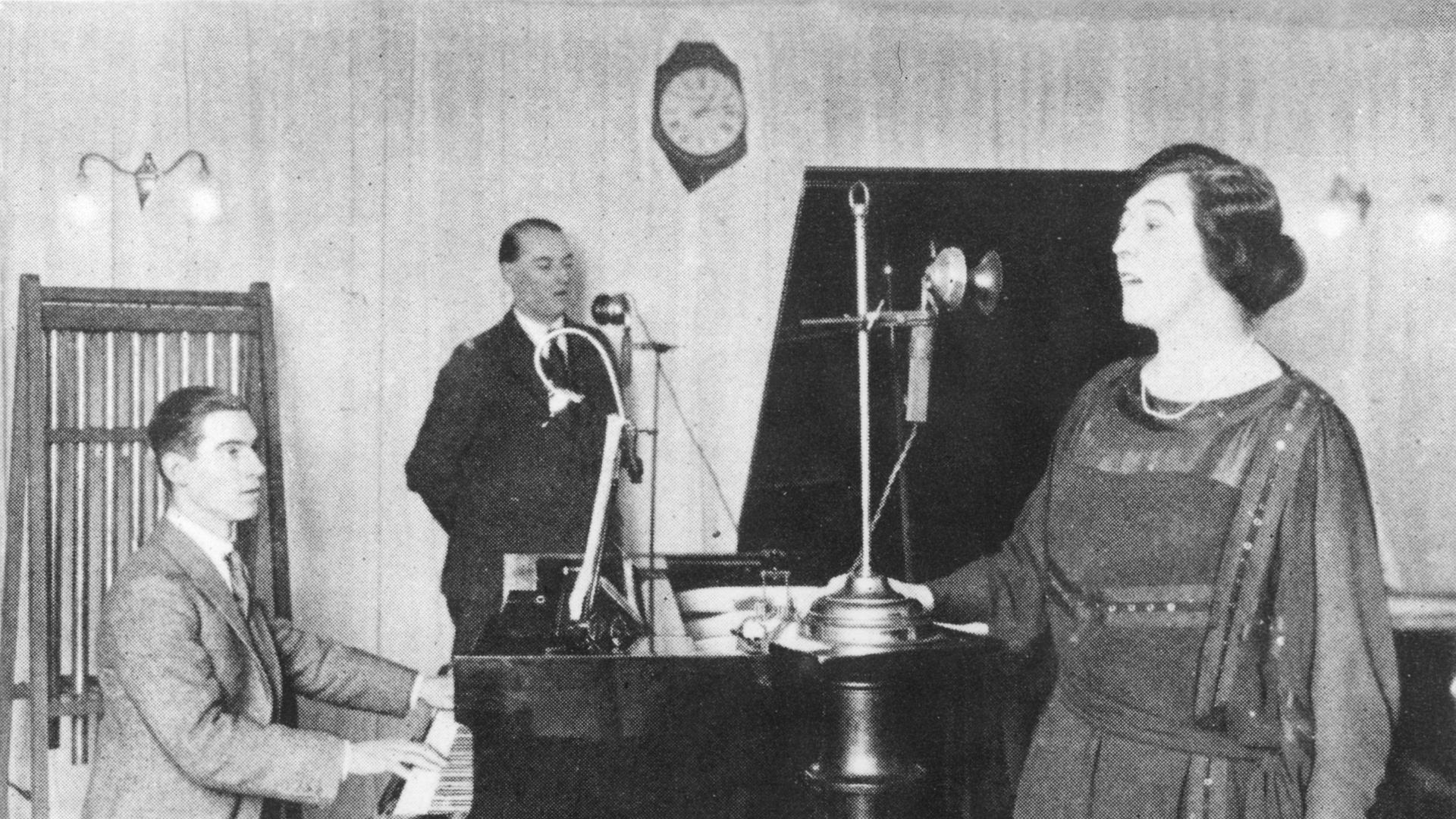 Eine Szene aus den frühen Tagen der BBC - Olive Sturgess und John Huntingdon singen ein Duett im BBC Marconi House - vermutlich im Gründungsjahr1922.