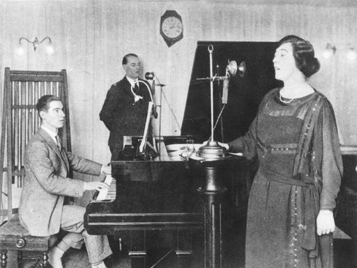Eine Szene aus den frühen Tagen der BBC - Olive Sturgess und John Huntingdon singen ein Duett im BBC Marconi House - vermutlich im Gründungsjahr1922.