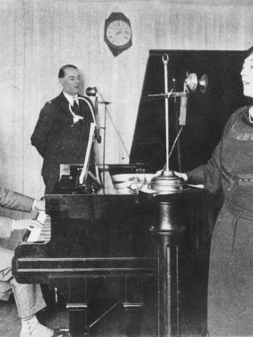Eine Szene aus den frühen Tagen der BBC - Olive Sturgess und John Huntingdon singen ein Duett im BBC Marconi House - vermutlich im Gründungsjahr1922.