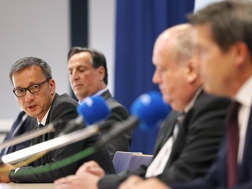 Die Ermittler: Falk Schnabel (l.), Polizeipräsident von Köln, Jürgen Haese (2.v.l.), Kriminalhauptkommissar, sowie Joachim Roth, Oberstaatsanwalt (2.v.r.) und Ulrich Bremer, Oberstaatsanwalt