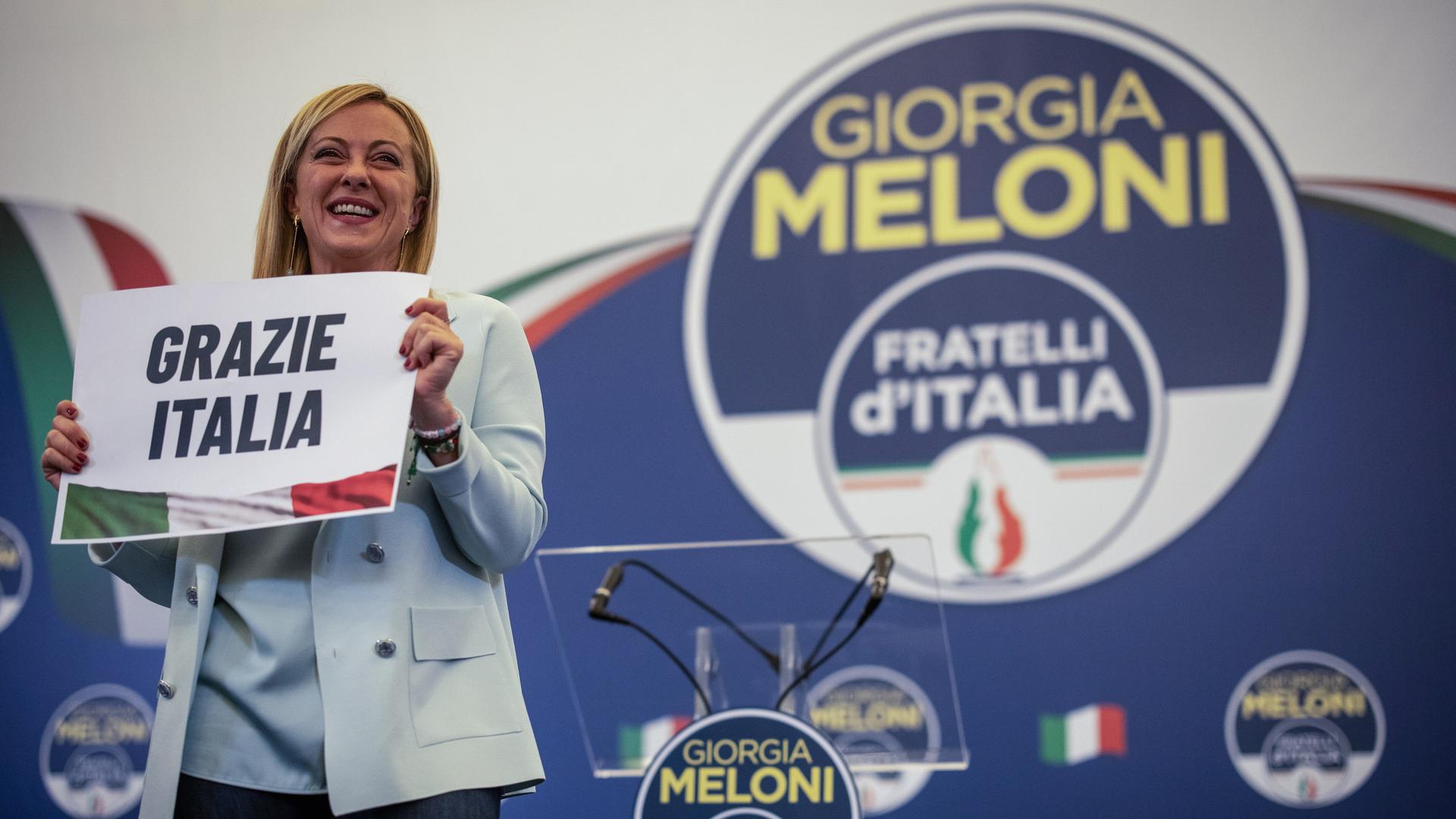 Giorgia Meloni, Vorsitzende der rechtspopulistischen Partei Fratelli d'Italia (Brüder Italiens), hält ein Schild mit der Aufschrift "Grazie Italia"