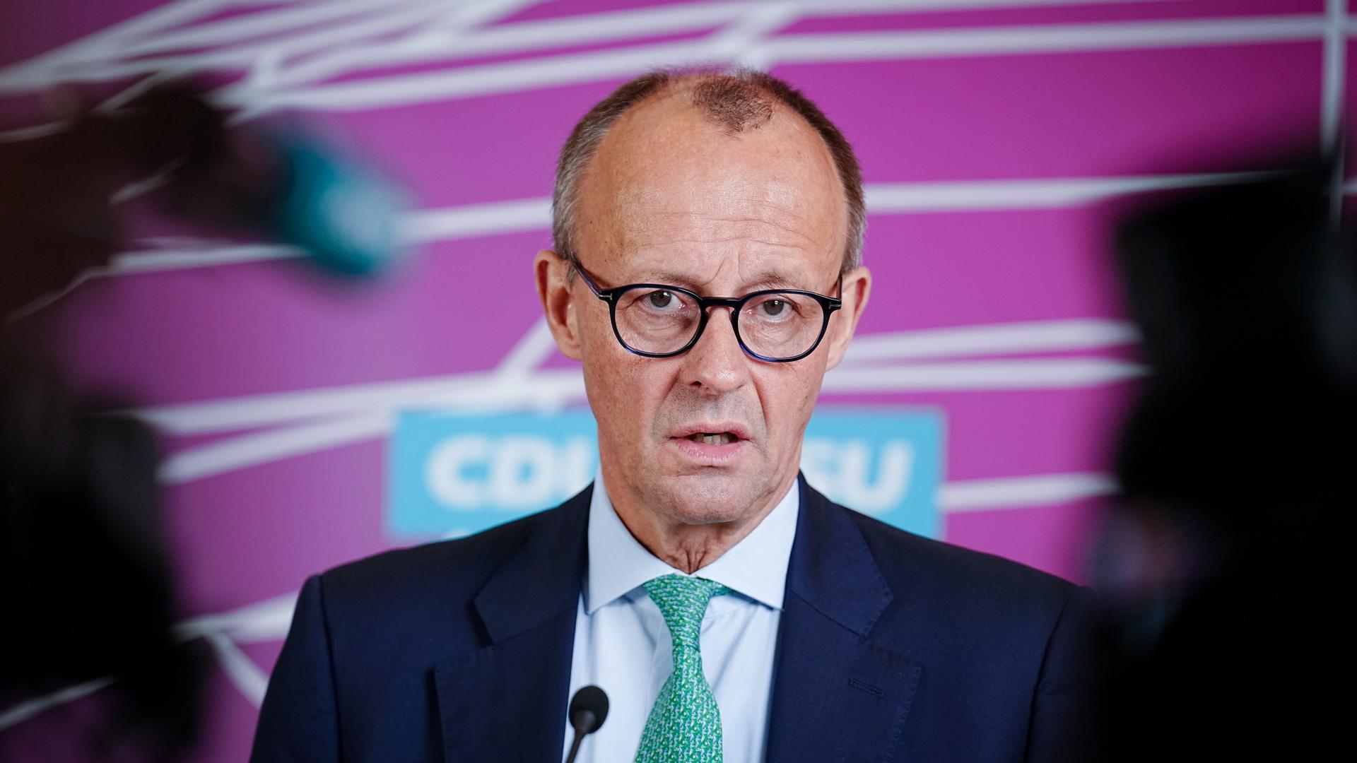 Friedrich Merz (CDU), CDU-Bundesvorsitzender und Unionsfraktionsvorsitzender im Bundestag, gibt ein Pressestatement zu Beginn der Fraktionssitzung von CDU/CSU ab.
