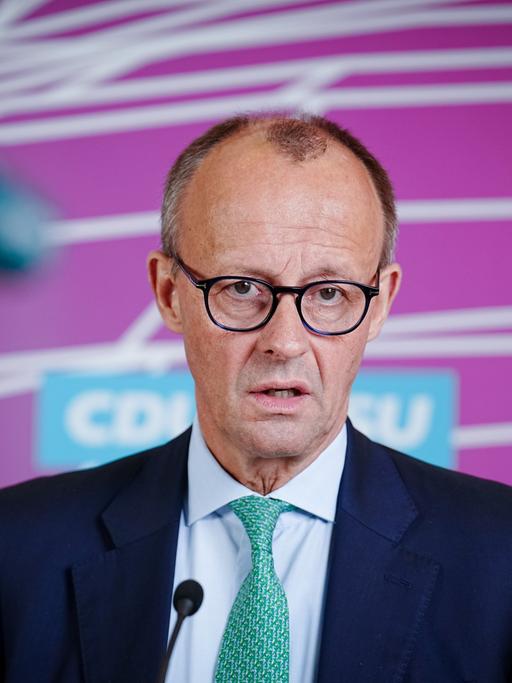 Friedrich Merz (CDU), CDU-Bundesvorsitzender und Unionsfraktionsvorsitzender im Bundestag, gibt ein Pressestatement zu Beginn der Fraktionssitzung von CDU/CSUÂ ab.