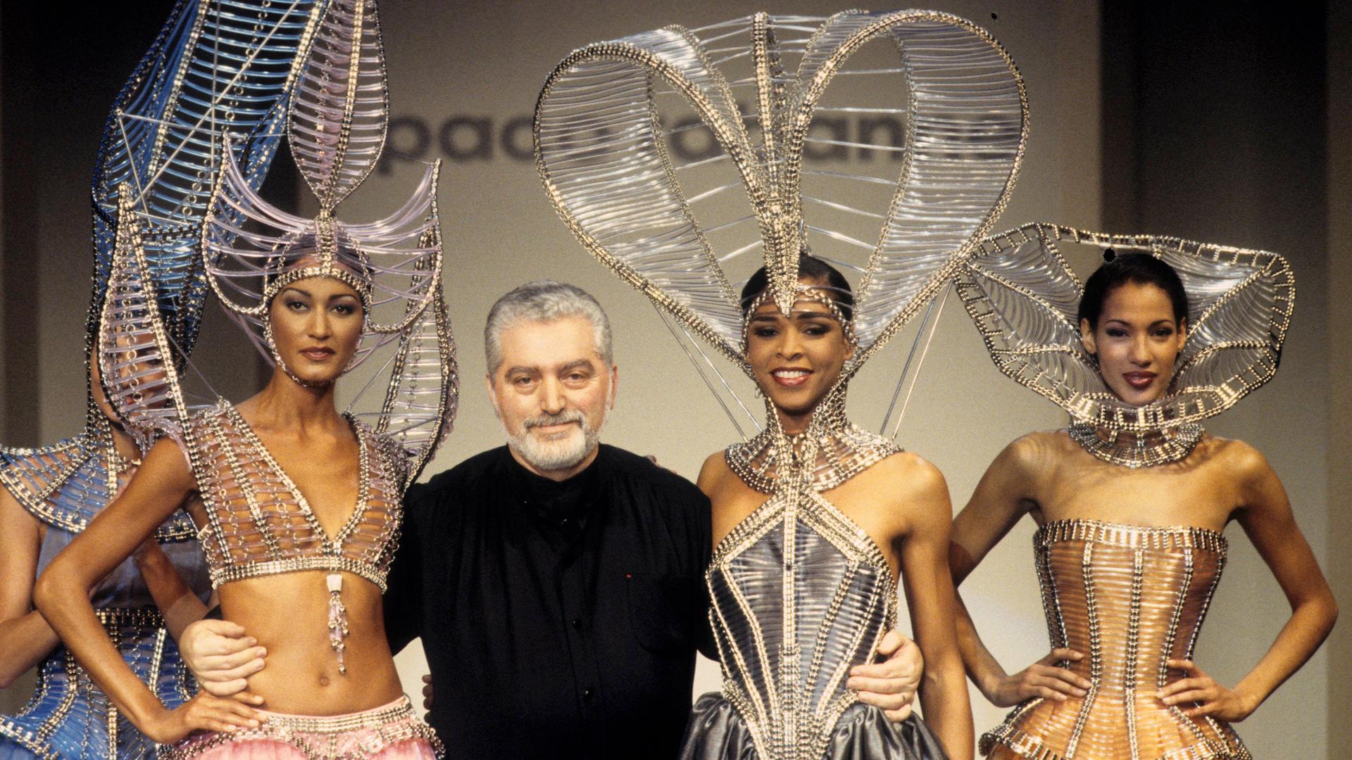 Modeschöpfer Paco Rabanne auf der Bühne mit vier Models of Color, die Kleider und Kopfschmuck aus filigranem Drahtgeflecht tragen. Modeschöpfer Paco Rabanne auf der Bühne mit vier Models of Color, die Kleider und Kopfschmuck aus filigranem Drahtgeflecht tragen.