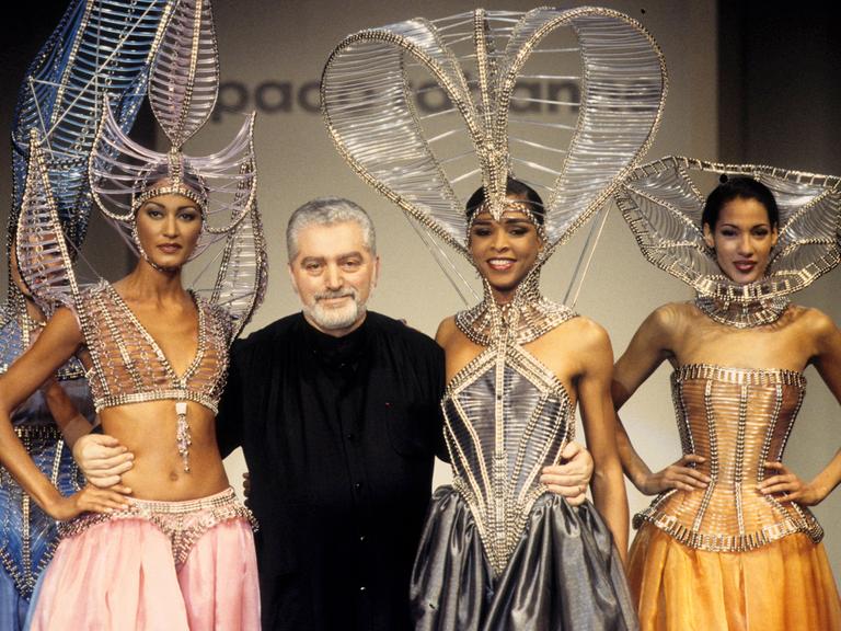Modeschöpfer Paco Rabanne auf der Bühne mit vier Models of Color, die Kleider und Kopfschmuck aus filigranem Drahtgeflecht tragen.