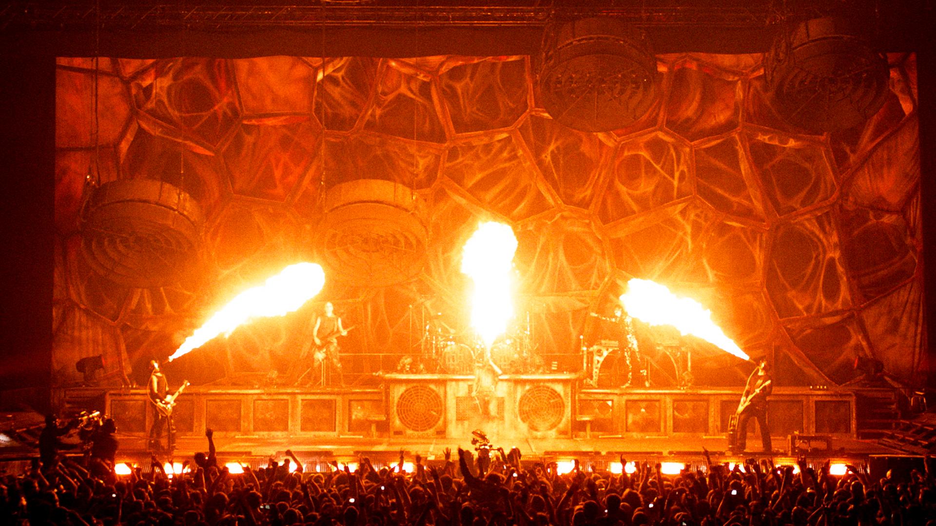 Bei einem Rammstein-Konzert sprühen drei Feuerfontänen über die Bühne.