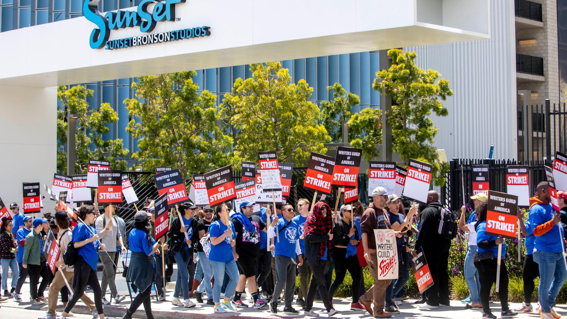 Demonstranten laufen vor den Studios von Netflix und Sunset Bronson Studios in Los Angeles Demonstranten laufen vor den Studios von Netflix und Sunset Bronson Studios in Los Angeles