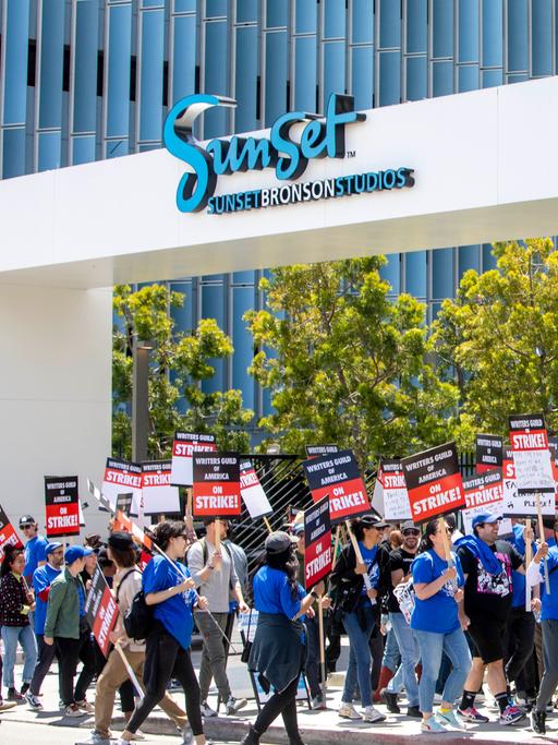 Demonstranten laufen vor den Studios von Netflix und Sunset Bronson Studios in Los Angeles