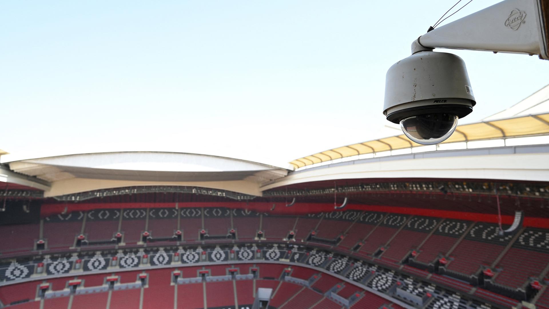 Eine Überwachungskamera unter dem Tribünendach im Al-Bayt Stadium in Doha Eine Überwachungskamera unter dem Tribünendach im Al-Bayt Stadium in Doha