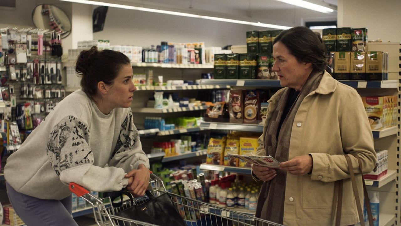 Filmstill aus "Alle reden übers Wetter": Die Doktorandin Clara spricht in einem dörflichen Supermarkt mit ihrer Mutter. Filmstill aus "Alle reden übers Wetter": Die Doktorandin Clara spricht in einem dörflichen Supermarkt mit ihrer Mutter.