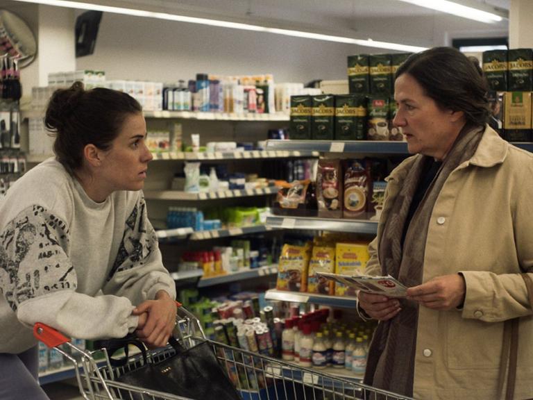 Filmstill aus "Alle reden übers Wetter": Die Doktorandin Clara spricht in einem dörflichen Supermarkt mit ihrer Mutter.