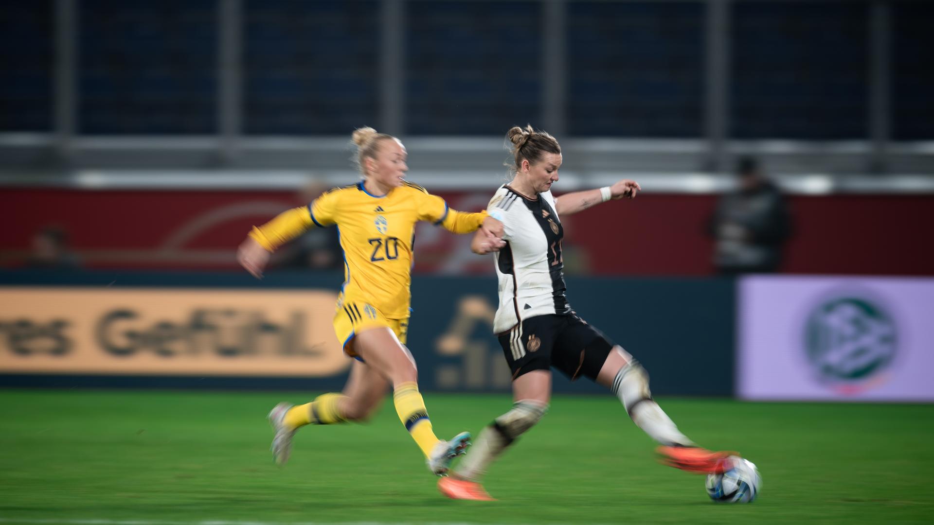 Die schwedische Spielerin Hanna Bennison links kämpft mit der deutschen Spielerin Alexandra Popp um den Ball. Die schwedische Spielerin Hanna Bennison links kämpft mit der deutschen Spielerin Alexandra Popp um den Ball.