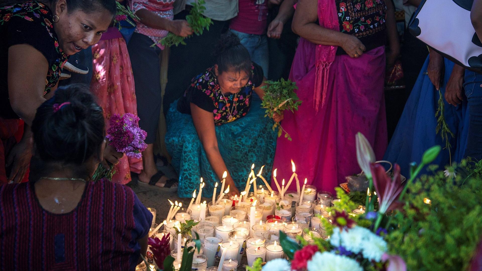 Indigene feiern ein spirituelles Reinigungsrital am Día de la Candelaria in San Mateo del Mar im mexikanischen Bundesstaat Oaxaca.