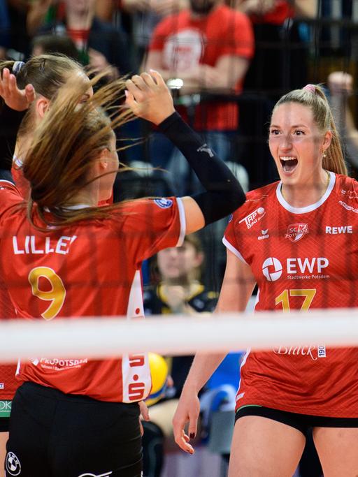 Mehrere Spielerinnen des Volleyball-Bundesligisten SC Potsdam freuen sich in einem Spiel der Finalserie um die deutsche Meisterschaft.