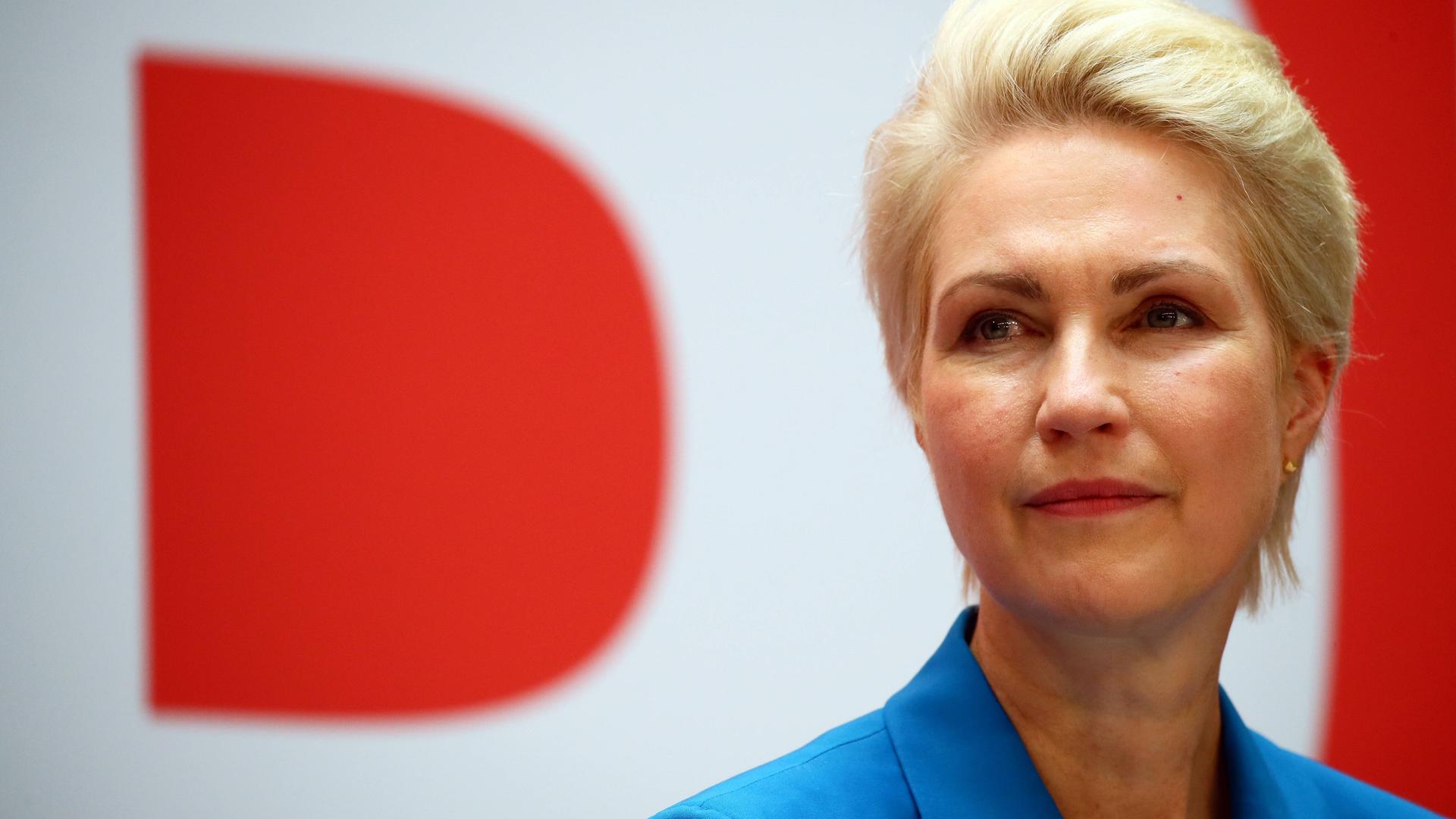 Manuela Schwesig bei einer Pressekonferenz. Manuela Schwesig bei einer Pressekonferenz.