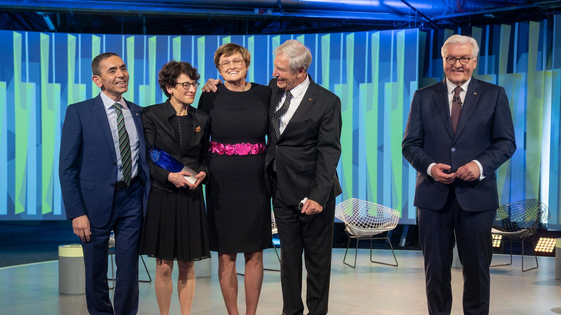 2 Wissenschaftlerinnen und 2 Wissenschaftler stehen neben dem Bundes-Präsidenten. 2 Wissenschaftlerinnen und 2 Wissenschaftler stehen neben dem Bundes-Präsidenten.