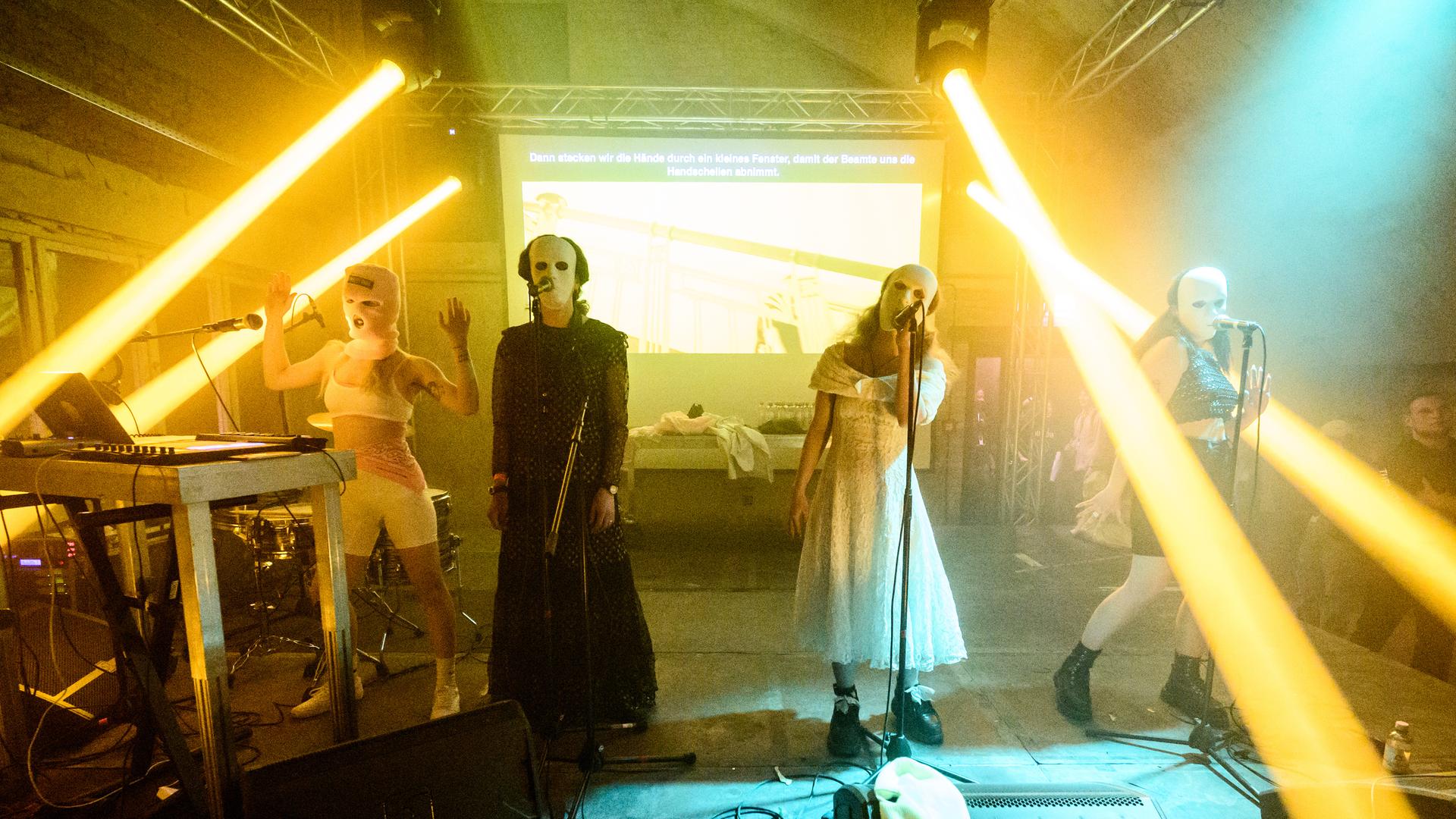 Von links nach rechts: Diana Burkot, Anton Ponomarev, Maria Aljochina und Olga Borisova beim Konzert von Pussy Riot im Funkhaus Berlin am 12. Mai 2022. Sie tragen weiße Masken.
