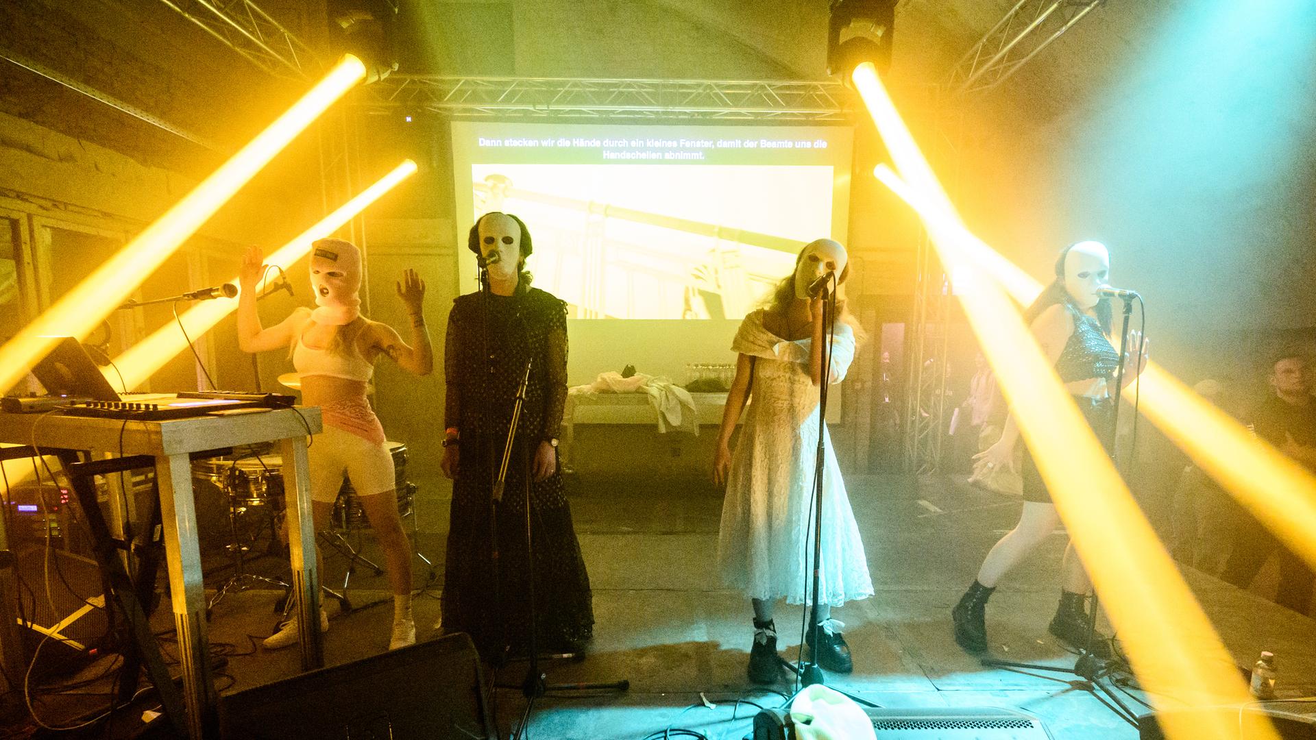 Von links nach rechts: Diana Burkot, Anton Ponomarev, Maria Aljochina und Olga Borisova beim Konzert von Pussy Riot im Funkhaus Berlin am 12. Mai 2022. Sie tragen weiße Masken. Von links nach rechts: Diana Burkot, Anton Ponomarev, Maria Aljochina und Olga Borisova beim Konzert von Pussy Riot im Funkhaus Berlin am 12. Mai 2022. Sie tragen weiße Masken.