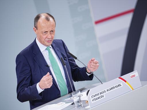 Friedrich Merz, CDU-Bundesvorsitzender, spricht vor seiner Wahl beim Bundesparteitag der CDU im Konrad-Adenauer-Haus. Beim 34. Parteitag der CDU wurde Merz als neuer Bundesvorsitzender gewählt.