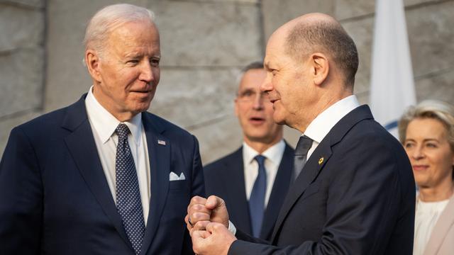 Bundeskanzler Olaf Scholz (SPD), steht neben US-Präsident Joe Biden vor Beginn des Treffens der G7 Staaten im NATO-Hauptquartier. Im Hintergrund Ursula von der Leyen, EU-Kommissionspräsidentin, und NATO-Generalsekretär Jens Stoltenberg