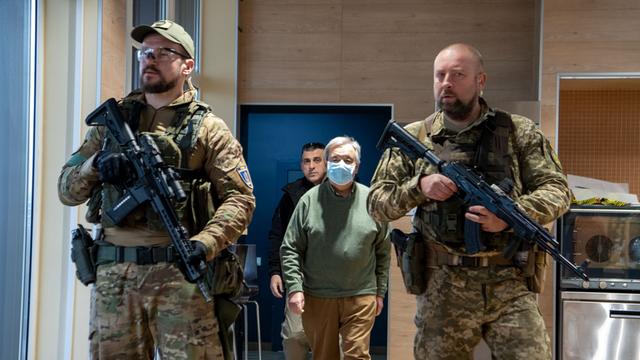 Ukraine, Kiew: Antonio Guterres (M), Generalsekretär der Vereinten Nationen, überquert die Grenze von Polen zur Ukraine.