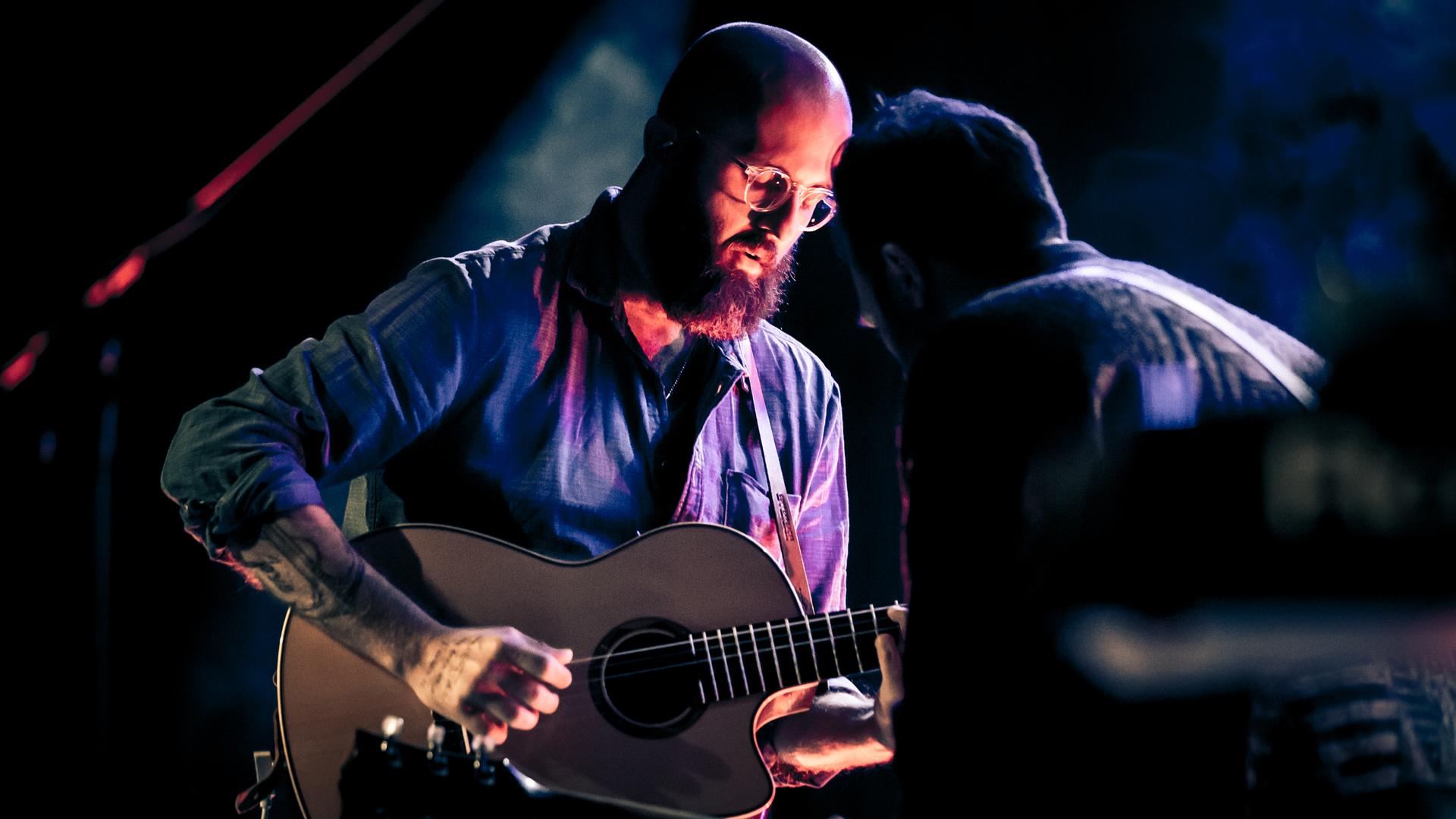 Der US-Singer-Songwriter William Fitzsimmons spielt auf seiner Gitarre während eines Konzerts im Club EWerk - im fränkischen Erlangen. Der US-Singer-Songwriter William Fitzsimmons spielt auf seiner Gitarre während eines Konzerts im Club EWerk - im fränkischen Erlangen.