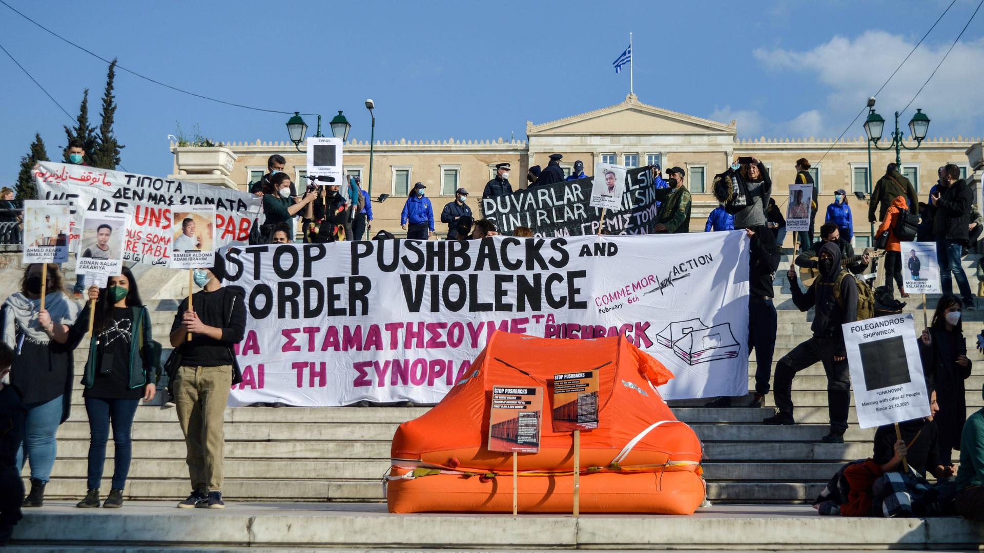 Eine Protestaktion gegen sogenannte Pushbacks von Flüchtlingen und Gewalt an den Grenzen in der griechischen Hauptstadt Athen Eine Protestaktion gegen sogenannte Pushbacks von Flüchtlingen und Gewalt an den Grenzen in der griechischen Hauptstadt Athen