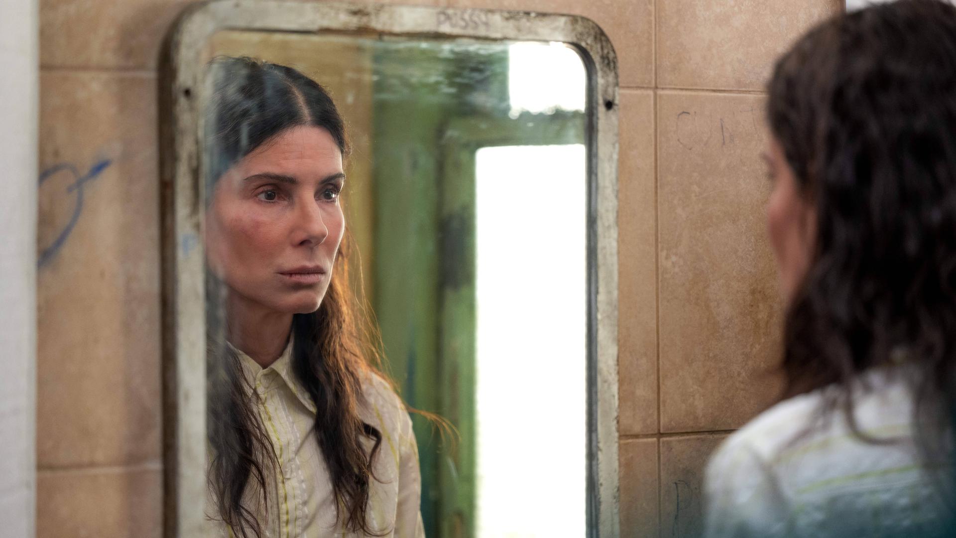 Sandra Bullock in ihrer Rolle als Ruth blickt in den Spiegel und schaut betrübt. Sandra Bullock in ihrer Rolle als Ruth blickt in den Spiegel und schaut betrübt.