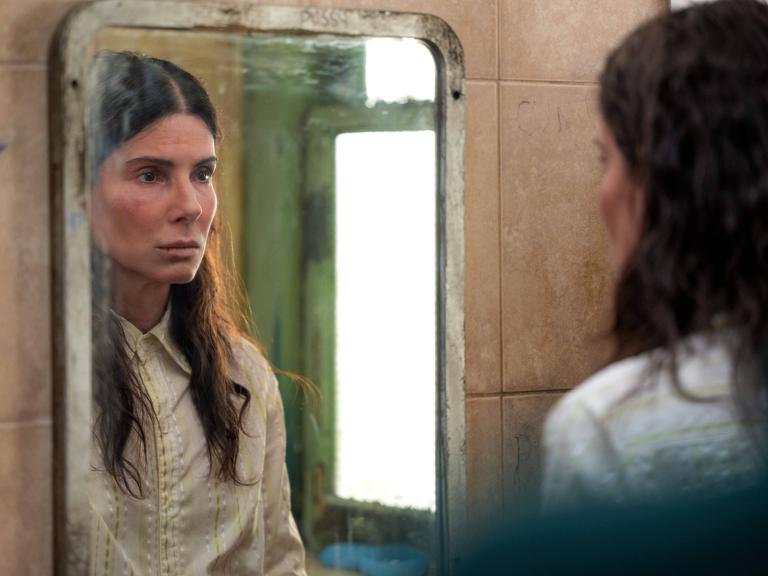 Sandra Bullock in ihrer Rolle als Ruth blickt in den Spiegel und schaut betrübt. 