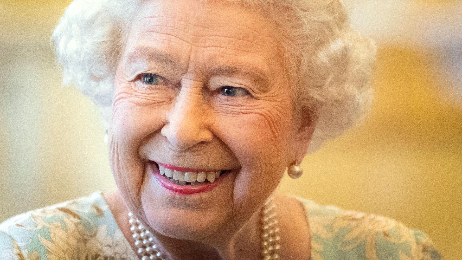 Queen Elizabeth II. lächelt und blickt zur Seite. Queen Elizabeth II. lächelt und blickt zur Seite.