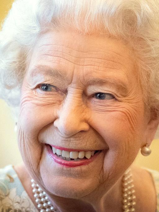 Queen Elizabeth II. lächelt und blickt zur Seite.
