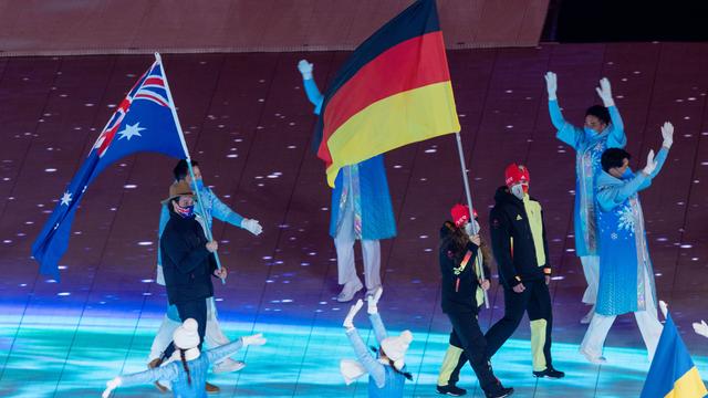 Fahnenträger Leonie Walter und ihr Guide Pirmin Strecker tragen die deutsche Fahne zur Abschlussfeier ins Olympiastadion. Die 18 Jahre alte Athletin wurde Paralympicssiegerin im Biathlon. 