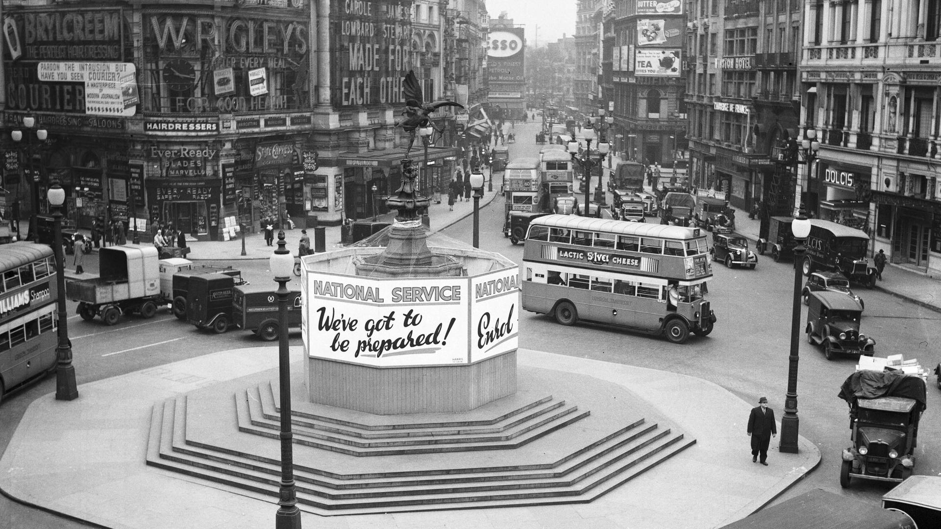 Schwarzweiße Panorama-Ansicht des lebhaften Piccadilly Circus Schwarzweiße Panorama-Ansicht des lebhaften Piccadilly Circus