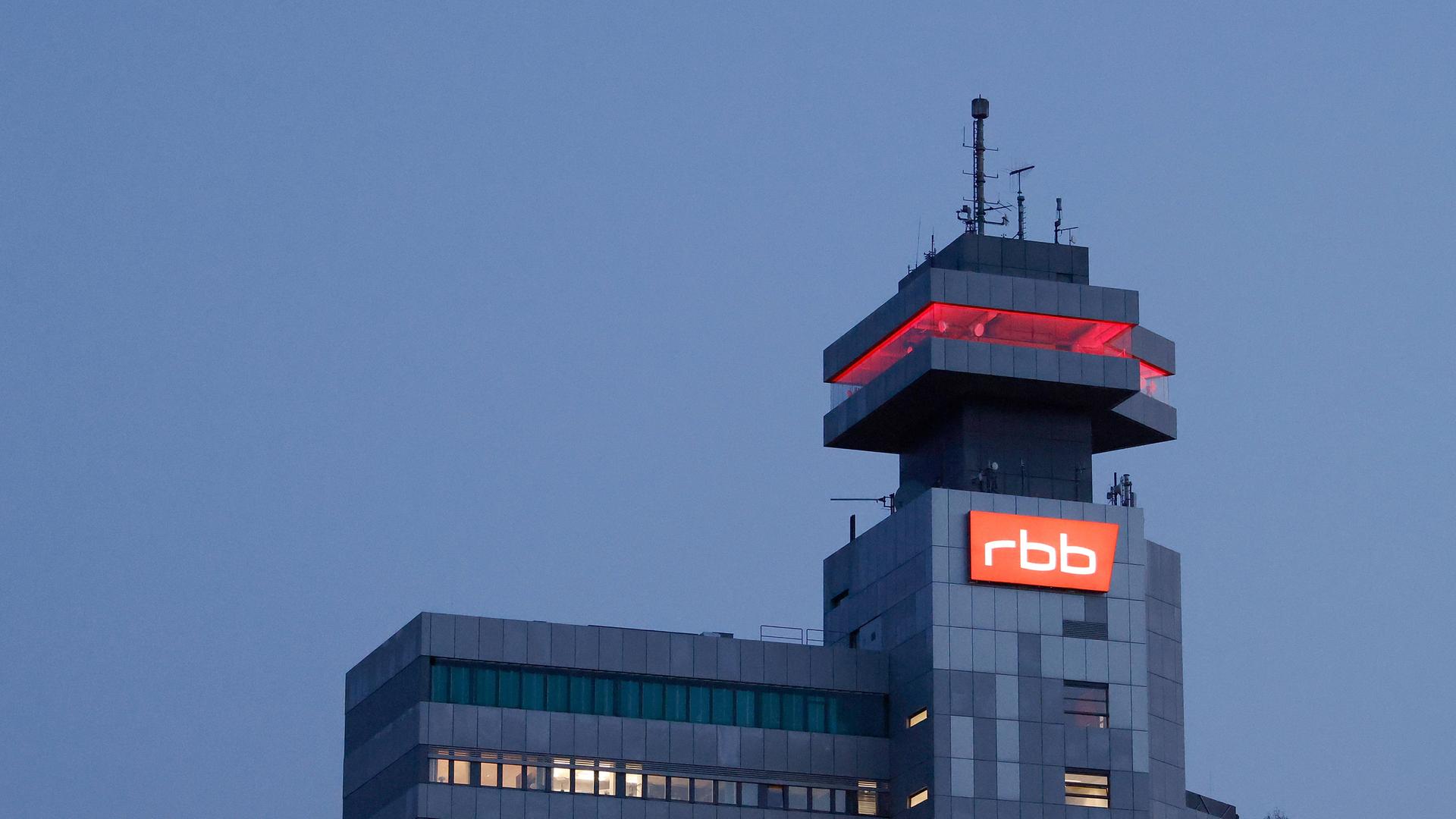 Das beleuchtete Logo des Senders Rundfunk Berlin-Brandenburg (RBB) ist an der Fassade am Sitz des Senders an der Masurenallee angebracht Das beleuchtete Logo des Senders Rundfunk Berlin-Brandenburg (RBB) ist an der Fassade am Sitz des Senders an der Masurenallee angebracht