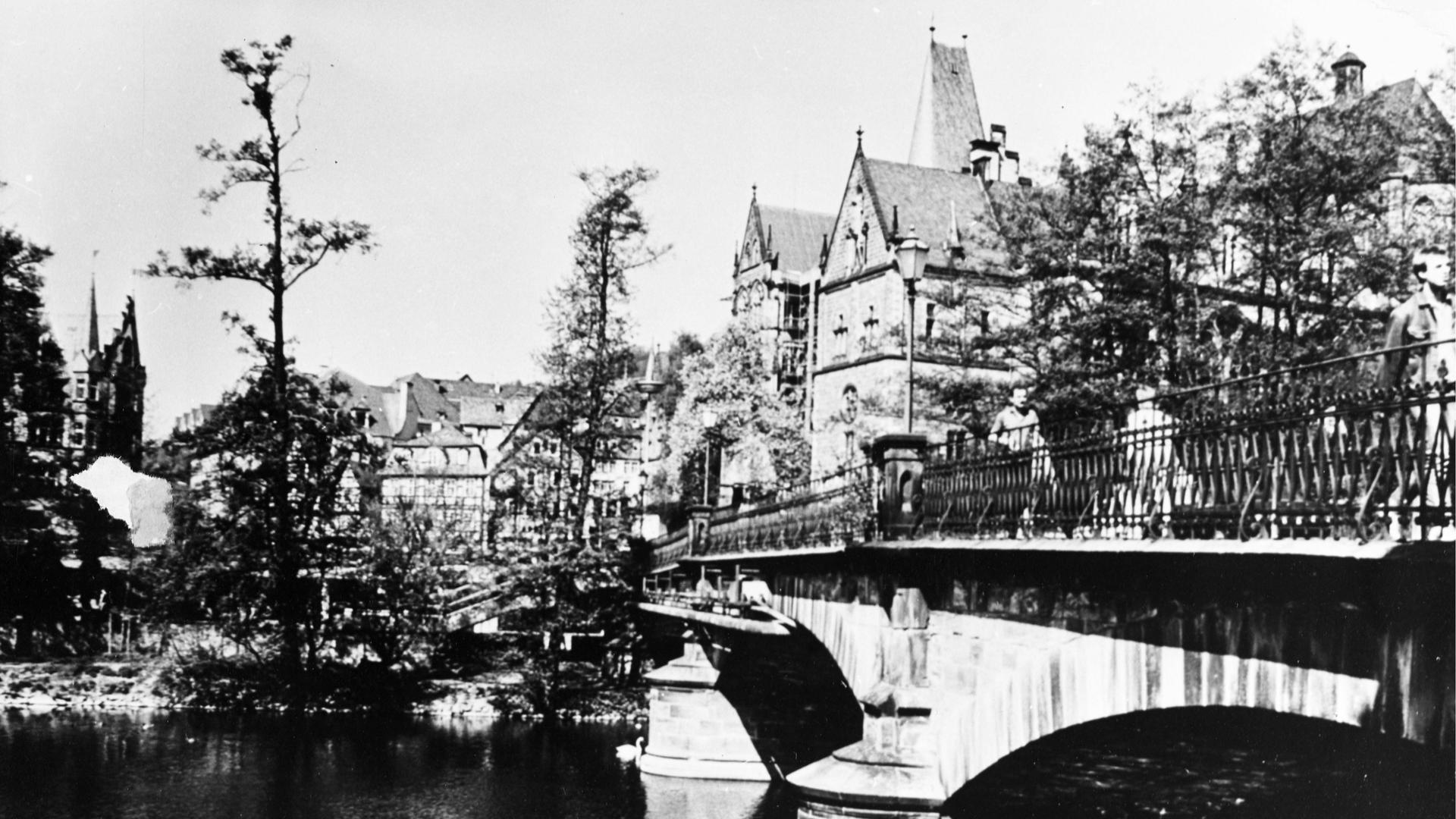 Marburger Universität, im Vordergrund ist eine Brücke über die Lahn zu sehen Marburger Universität, im Vordergrund ist eine Brücke über die Lahn zu sehen
