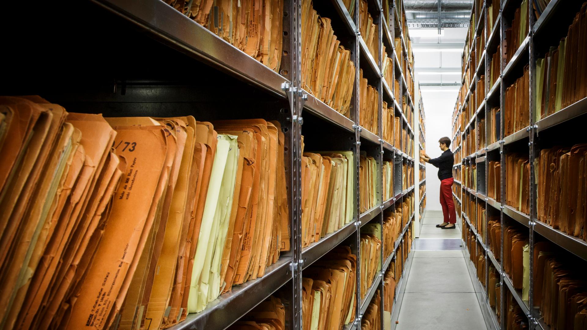 Eine Mitarbeiterin im Archiv der inzwischen aufgelösten Stasi-Unterlagenbehörde in Berlin Lichtenberg Eine Mitarbeiterin im Archiv der inzwischen aufgelösten Stasi-Unterlagenbehörde in Berlin Lichtenberg